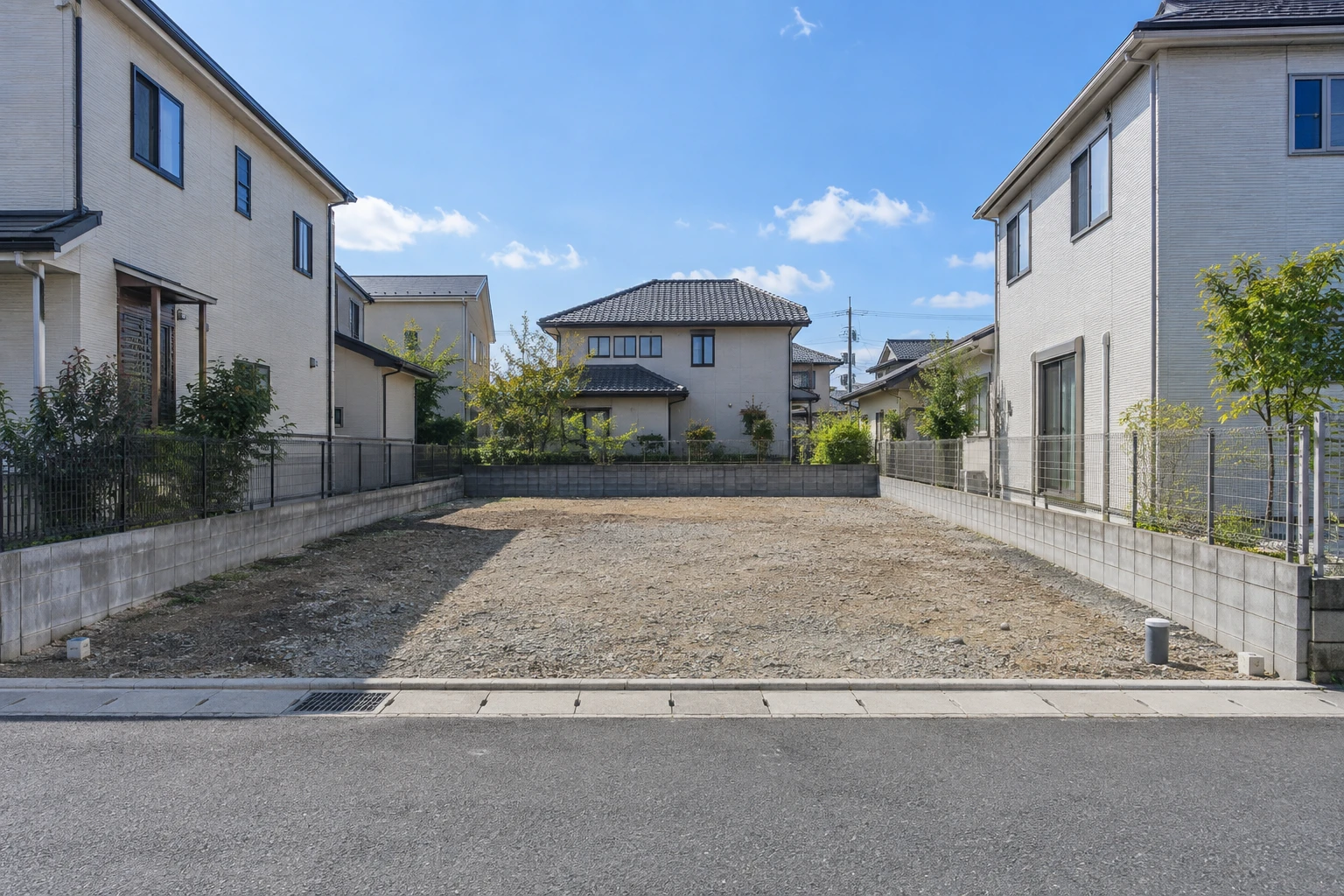 明るい日本の住宅街を想定してAI生成した空き地。実写ではありません